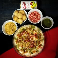 A picture of Dahi bhalle.