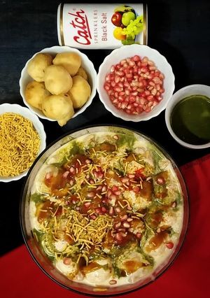 A picture of Dahi bhalle.