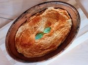 Una foto de hummus de berenjena