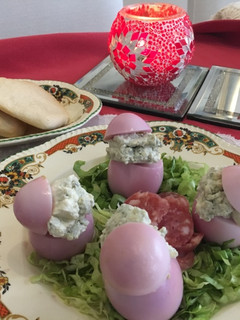 Una foto de Pascuas: Huevos marmolados con crema de roquefort