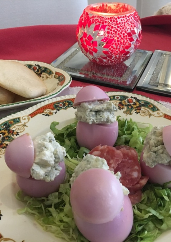 Una foto de Pascuas: Huevos marmolados con crema de roquefort