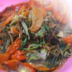 รูปของ Tumis kangkung pedas ala anak kost simple