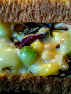 Una foto de SANDWICHES Rellenos de Tocineta y Vegetales con Queso Holandés.!