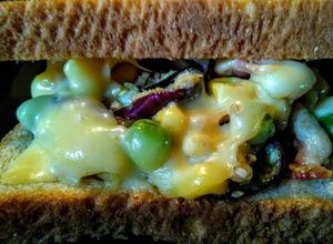 Una foto de SANDWICHES Rellenos de Tocineta y Vegetales con Queso Holandés.!