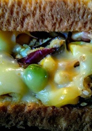 Una foto de SANDWICHES Rellenos de Tocineta y Vegetales con Queso Holandés.!