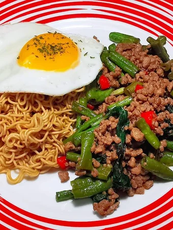 How To Make 泰式羅勒炒豬肉碎雞蛋麵 THAI BASIL MINCED PORK WITH EGG NOODLE which So Delicious