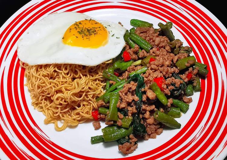Simple Way to Prepare Super Quick Homemade 泰式羅勒炒豬肉碎雞蛋麵 THAI BASIL MINCED PORK WITH EGG NOODLE