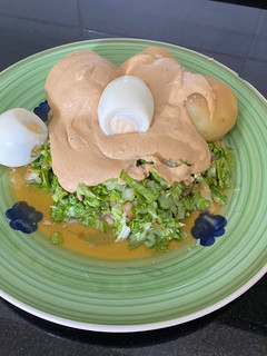 Una foto de Ensalada con papas y salsa de maní