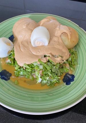 Una foto de Ensalada con papas y salsa de maní