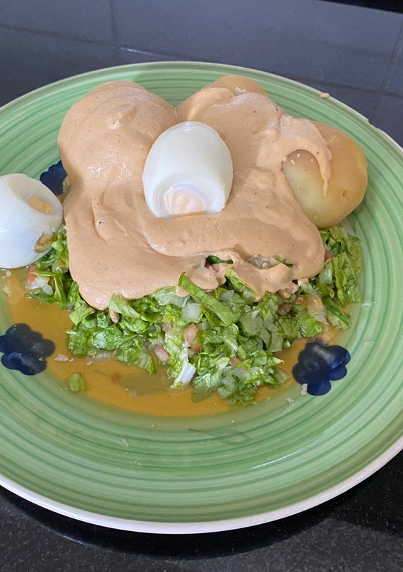 Una foto de Ensalada con papas y salsa de maní