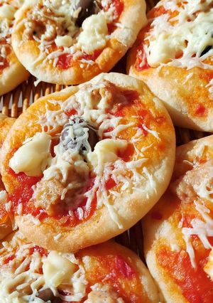 صورة لوصفة 🍕ميني بيتزا بوصلة اقتصادية والنتيجة واعرة 🍕و العجينة تخرجو منها انواع وانواع تاع مملحات