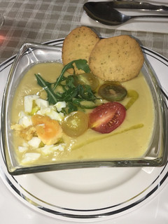 Una foto de Vichyssoise de puerro calabacín y patata con huevo (Vichisua)(crema de verdura)