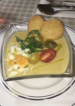 Foto principal de Vichyssoise de puerro calabacín y patata con huevo (Vichisua)(crema de verdura)