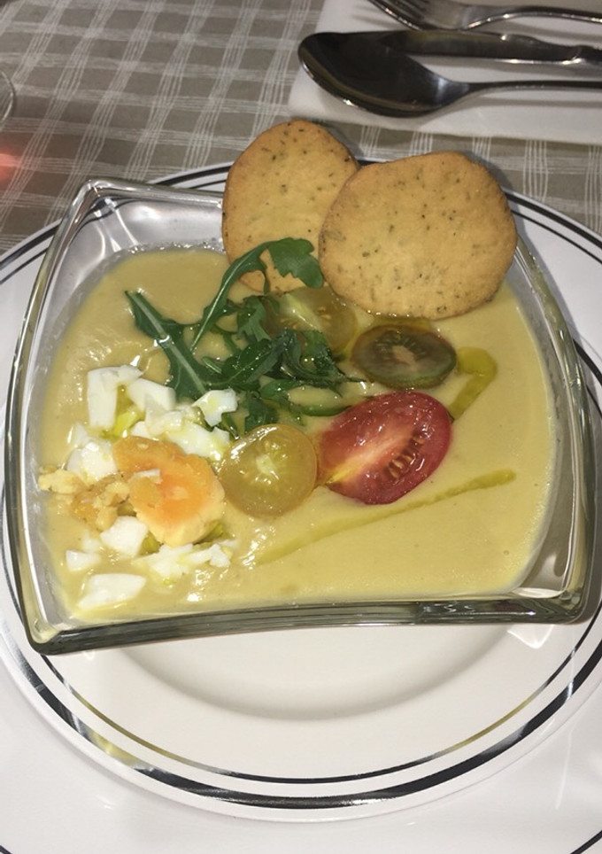 Una foto de Vichyssoise de puerro calabacín y patata con huevo (Vichisua)(crema de verdura)