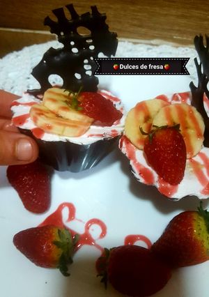 صورة لوصفة كؤوس الشوكولاتة والفراولة 🍓🍒