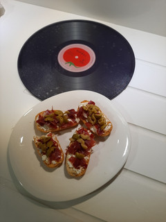 Una foto de Canapé de jamón serrano con queso y aceitunas