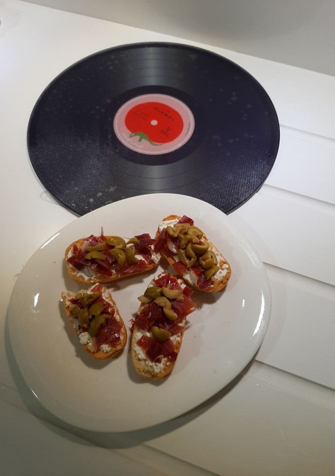 Una foto de Canapé de jamón serrano con queso y aceitunas