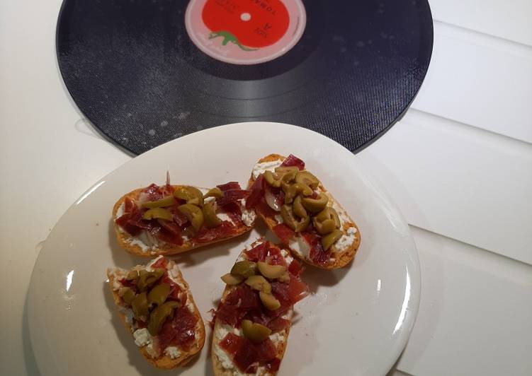 Canapé de jamón serrano con queso y aceitunas