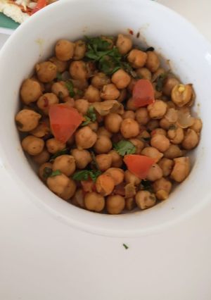 A picture of Khatti methi chana chat.