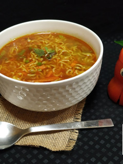 मॅगी नूडल्स सूप (maggi noodles soup recipe in marathi) रेसिपी चे मुख्य फोटो