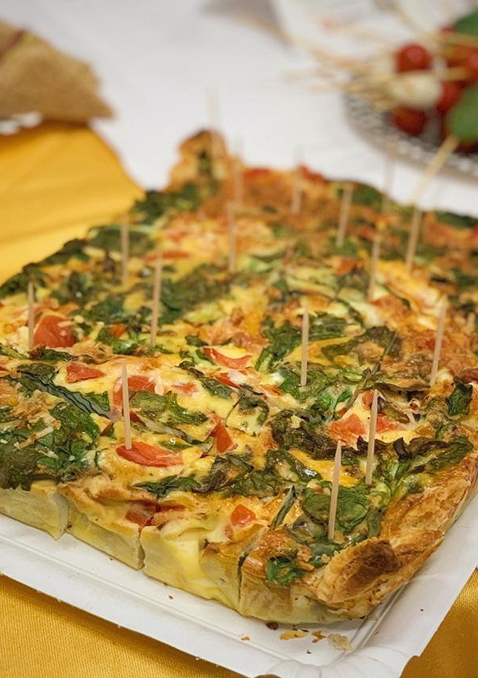 Una foto de Quiche gigante saludable de verduras y queso