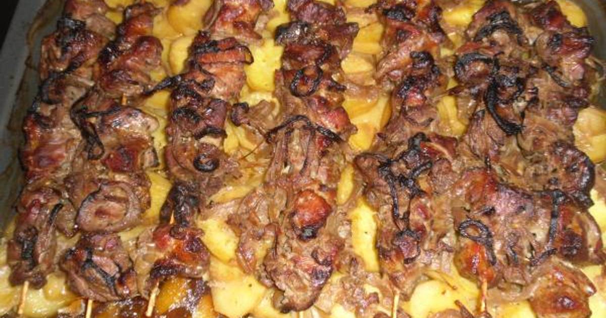 шашлык из свинины с картошкой в духовке. шашлык с картошкой в духовке. куриный шашлык на шпажках в духовке с картошкой. шашлык в духовке. шашлык в духовке на противне.
