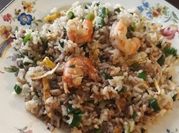 Una foto de wok de camarones