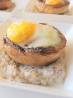 Una foto de Champiñón rellenos de huevo de codorniz sobre salsa duxelles