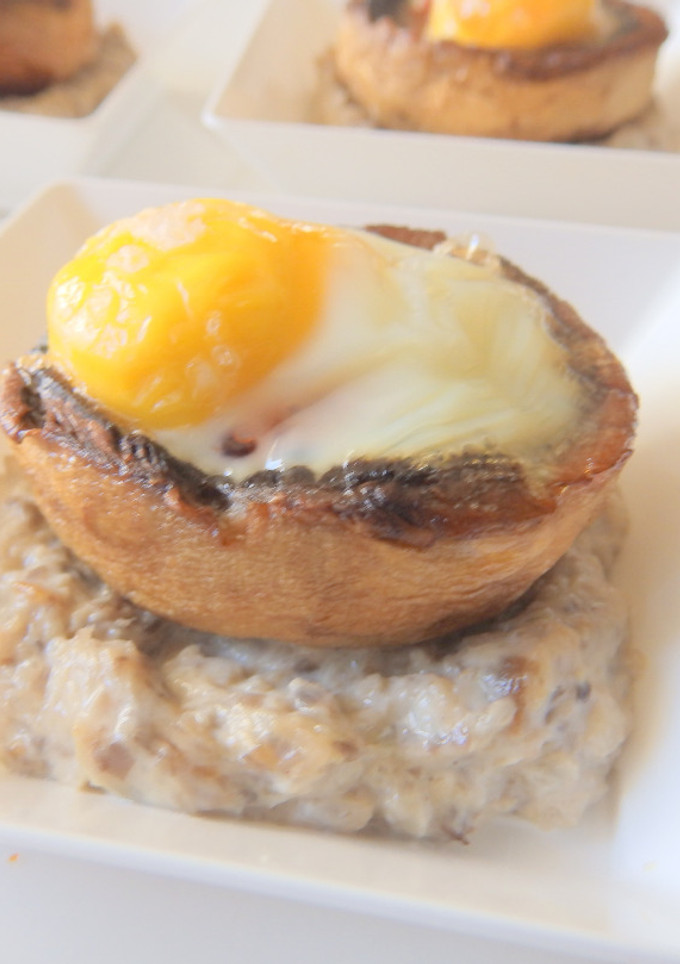 Una foto de Champiñón rellenos de huevo de codorniz sobre salsa duxelles