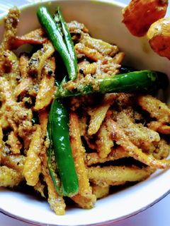 कच्ची हल्दी अदरक का अचार (kacchi haldi, adrak ka achar recipe in hindi) रेसिपी मुख्य फोटो