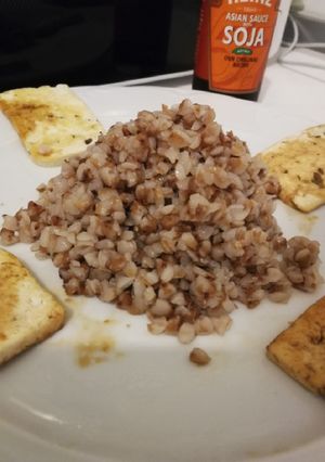 Una foto de (Гречка) Grixska como acompañante, hoy con tofu finas hierbas.