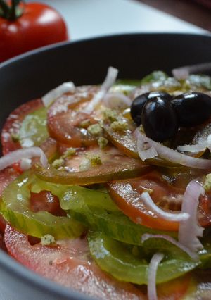 Une photo de Carpaccio de tomates
