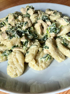 Tejszínes-spenótos csirkemell, gnocchival recept fotója