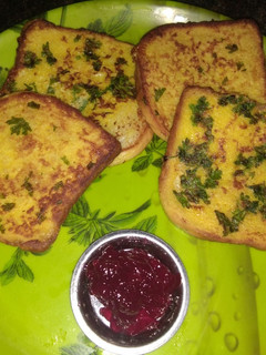 ஸ்வீட் பிரட் ஆம்லெட் (Sweet bread omelete recipe in tamil) செய்முறை முக்கிய புகைப்படம்