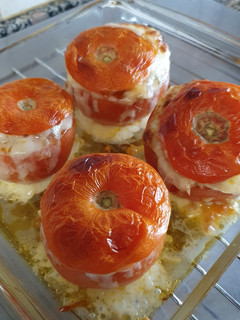 Una foto de Tomates rellenos al horno