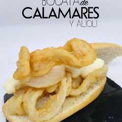 Una foto de Bocata de calamares y alioli