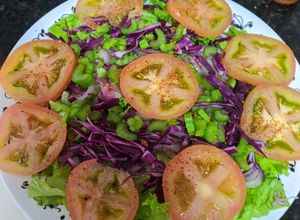 Una foto de Ensalada con lechuga crespa