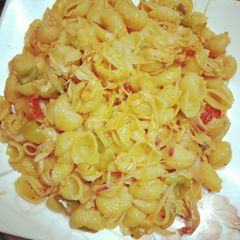 A picture of Chicken cheese macroni.