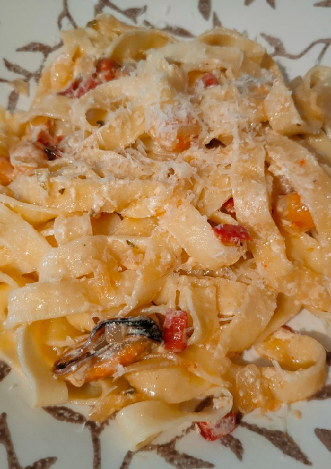 Una foto de Pasta fresca con mejillones y langostinos