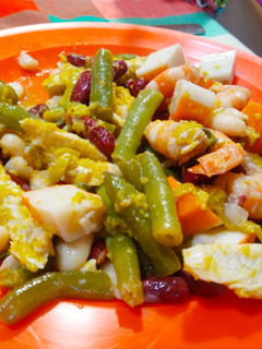 Una foto de Ensalada de tres judías, pollo, langostinos y mojo de naranja