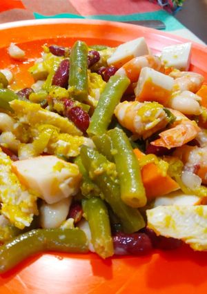 Foto principal de Ensalada de tres judías, pollo, langostinos y mojo de naranja