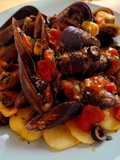 Mejillones a la puttanesca con patatas fritas