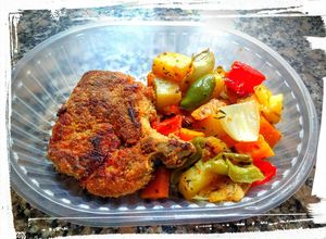 Una foto de Costeleta de Cerdo Rebozada con Verduras Grilladas 👨🏾‍🍳🍴