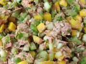 Una foto de ensalada de atún y mango