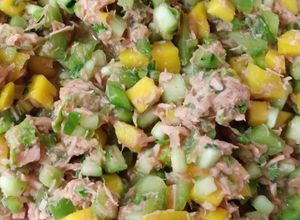 Una foto de Ensalada de atún con mango