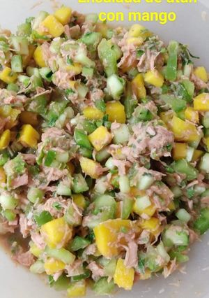 Una foto de Ensalada de atún con mango