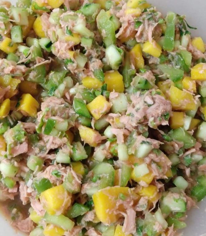 Una foto de Ensalada de atún con mango