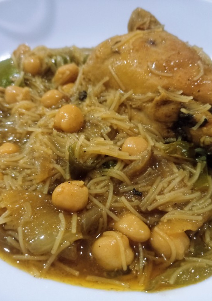 Una foto de Pollo con fideos a la india