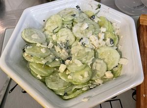 Une photo de Salade de concombre à la crème, oignon doux, feta et coriandre