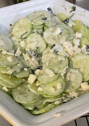 Une photo de Salade de concombre à la crème, oignon doux, feta et coriandre